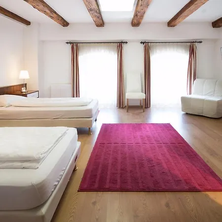 Rubra Panzio Bed & Breakfast Vác